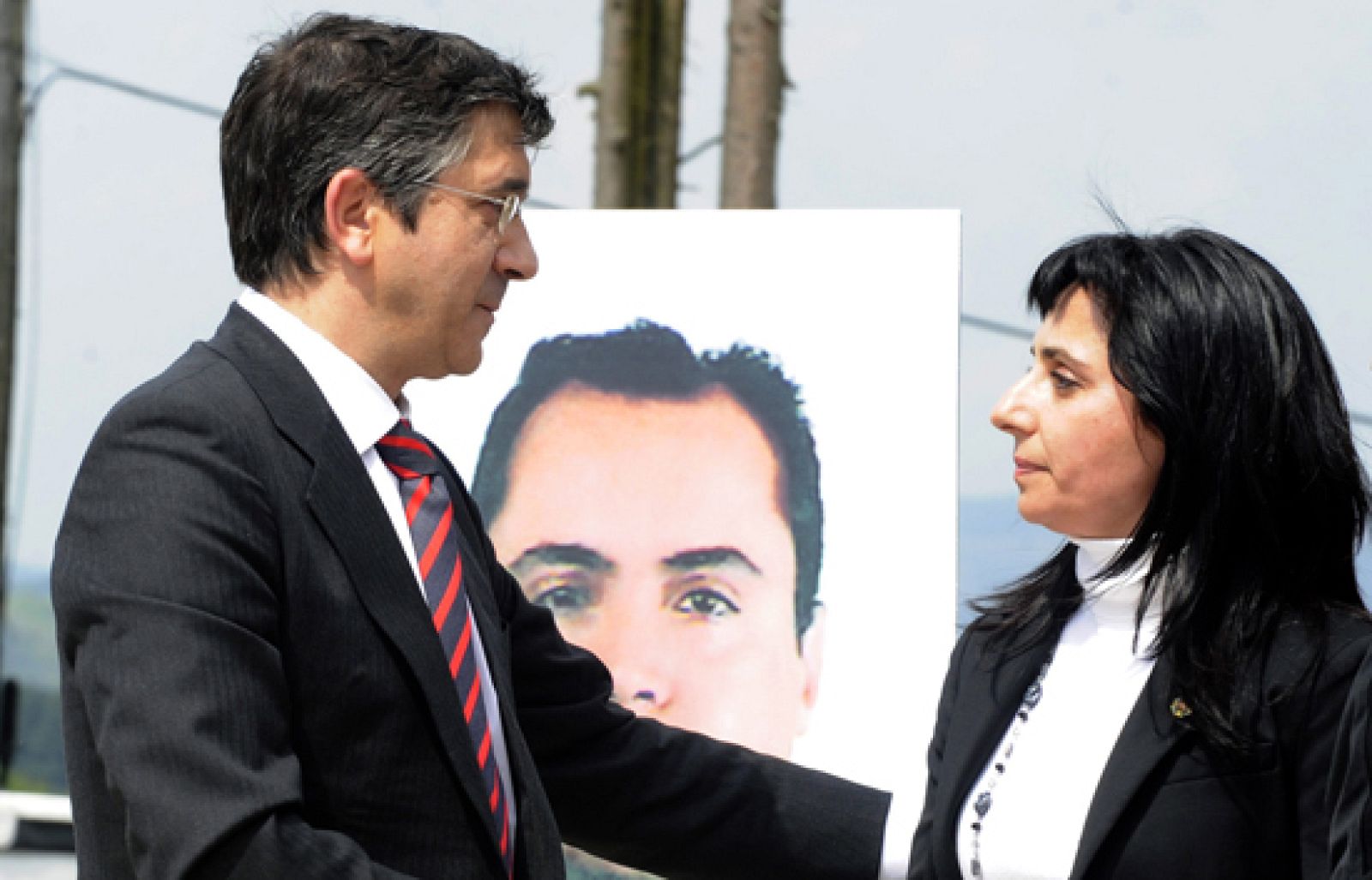 En el primer aniversario de la muerte del guardia civil Juan Manuel Piñuel su viuda ha recordado la memoria de una de las últimas víctimas de ETA, recordando que "murió para ayudar a los demás".