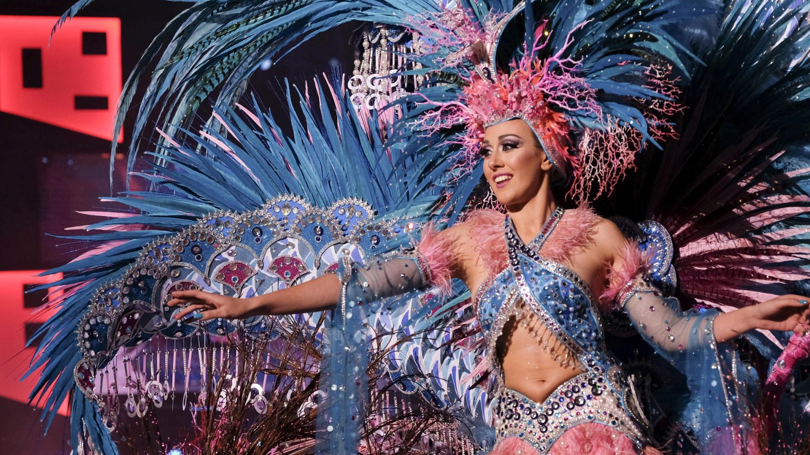 Tenerife y Las Palmas de Gran Canaria bailan a ritmo de carnaval