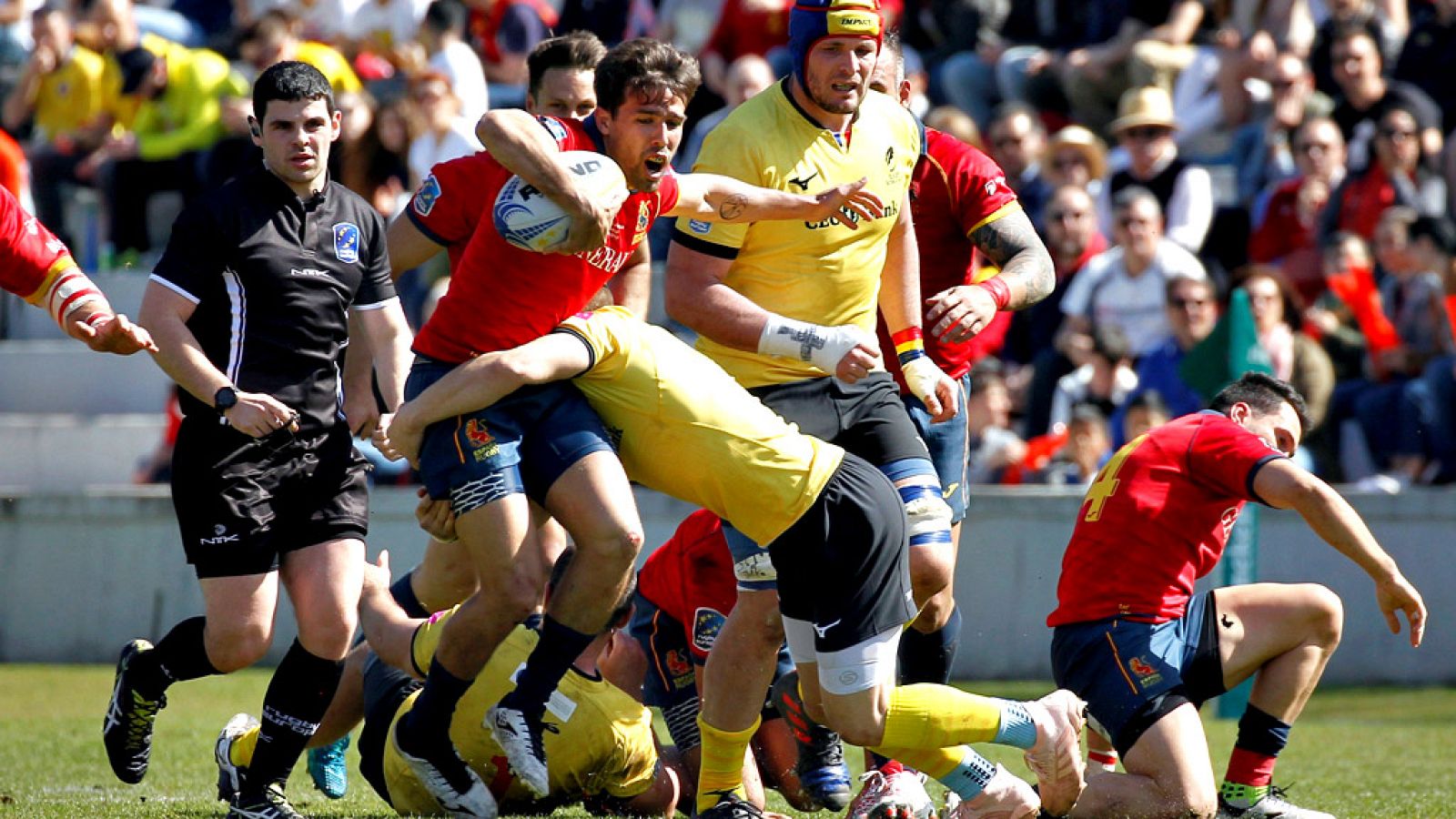 La selección española de rugby se ha impuesto a la de Rumanía por 21-18, en el Central de la Ciudad Universitaria madrileña, ante casi 7.000 espectadores, en la tercera jornada del Campeonato de Europa, en una victoria que tiene un valor doble ya que