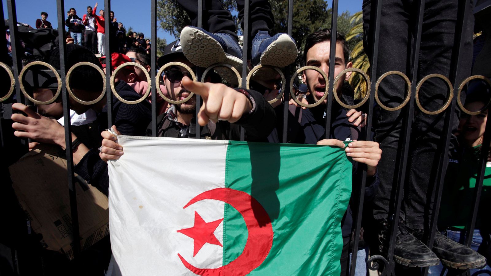 Bouteflika presenta su candidatura para un quinto mandato presidencial