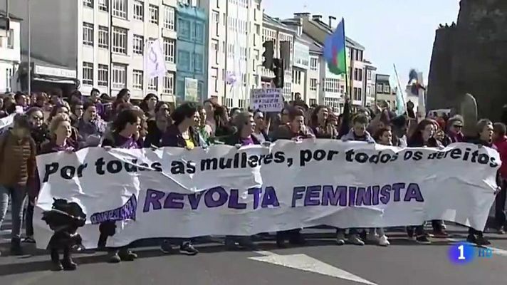 Telediario 1 - Con el objetivo de reivindicar sus derechos han teñido de morado las calles de Lugo