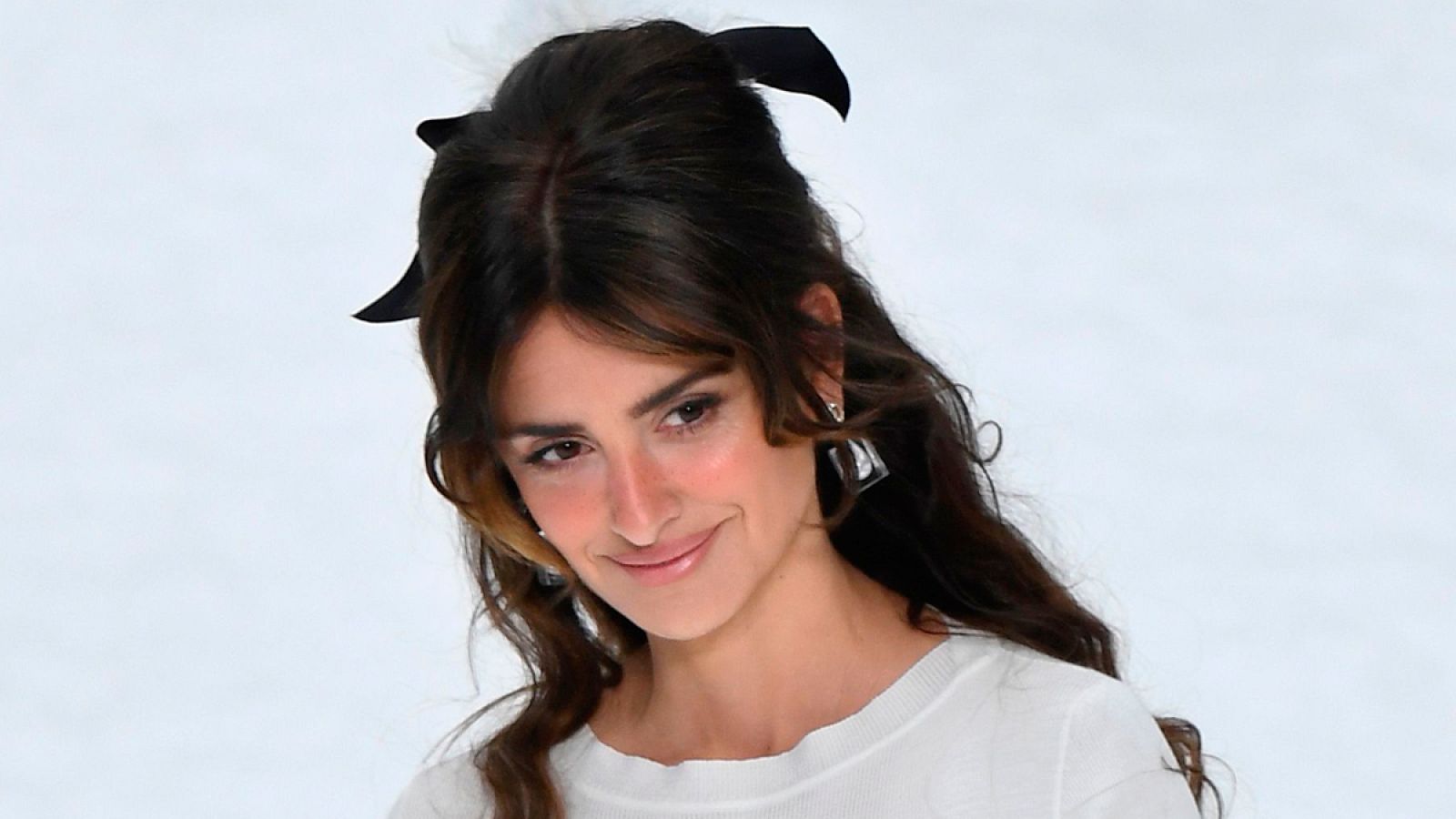 Uan emocionada Penélope Cruz dice adiós a Lagerfeld desfilando para Chanel