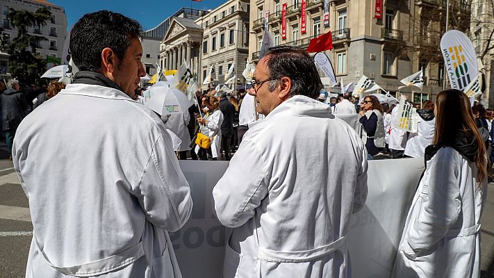Telediario 1 - Los médicos toman las calles por la "dignificación" de la atención primaria