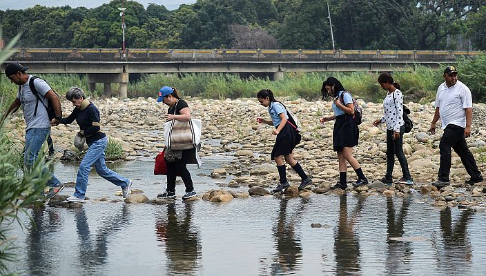Telediario 1 - 'La Trocha', el peligro de ir al colegio en Colombia