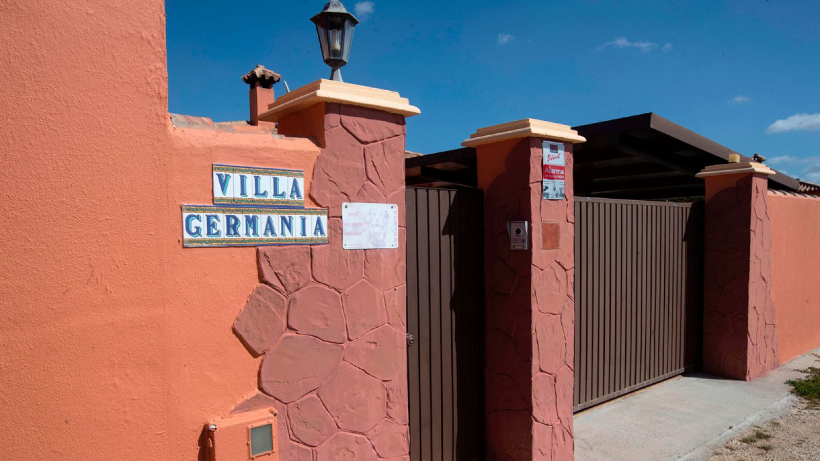 Una casa de los horrores. Así ha definido la Guardia Civil de Cádiz lo que se han encontrado bajo la apariencia de una residencia de ancianos privada. Hay seis detenidos y nueve investigados por maltratar y robar a personas mayores. Algunas de ellas