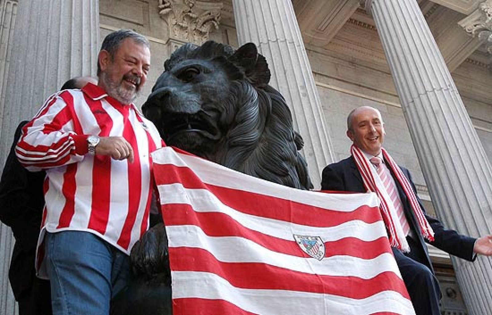 Los diputados del PNV Josu Erkoreka (d) y Pedro Azpiazu han colocado los colores del Athletic de Bilbao a uno de los emblemáticos leones del Congreso de los Diputados en señal de apoyo incondicional al equipo vasco.