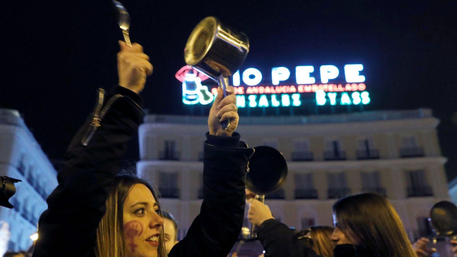 La huelga del 8M empieza con una cacerolada en la Puerta del Sol - Informativo 24h | Ver