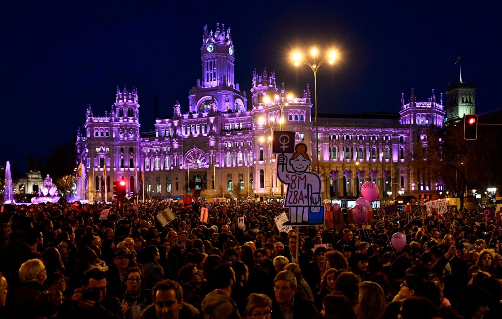 8M | Más de 350.000 personas se manifiestan en Madrid en el 8M por la igualdad -RTVE.es | Ver
