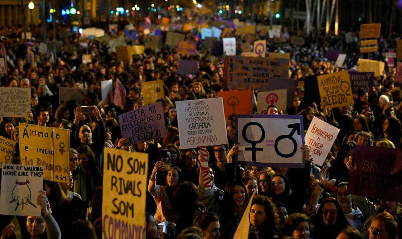 Las calles de Barcelona se llenan con 200.000 personas que reivindican la igualdad el 8M