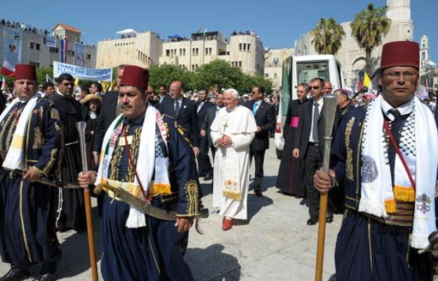  - El Papa visita un campo palestino