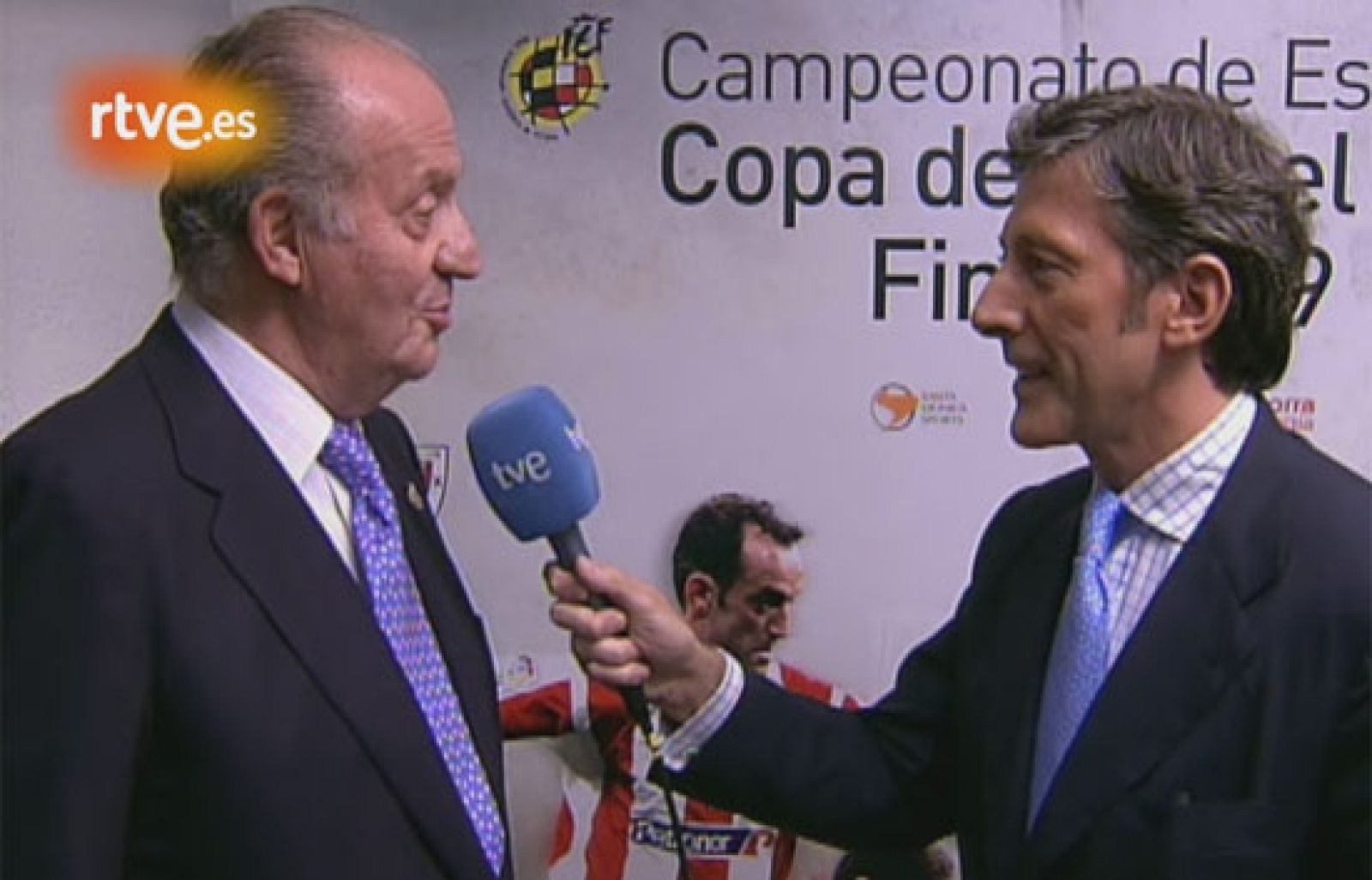 El periodista de RTVE Jesús Álvarez entrevista a su majestad Juan Carlos I antes del inicio de la final de la Copa del Rey