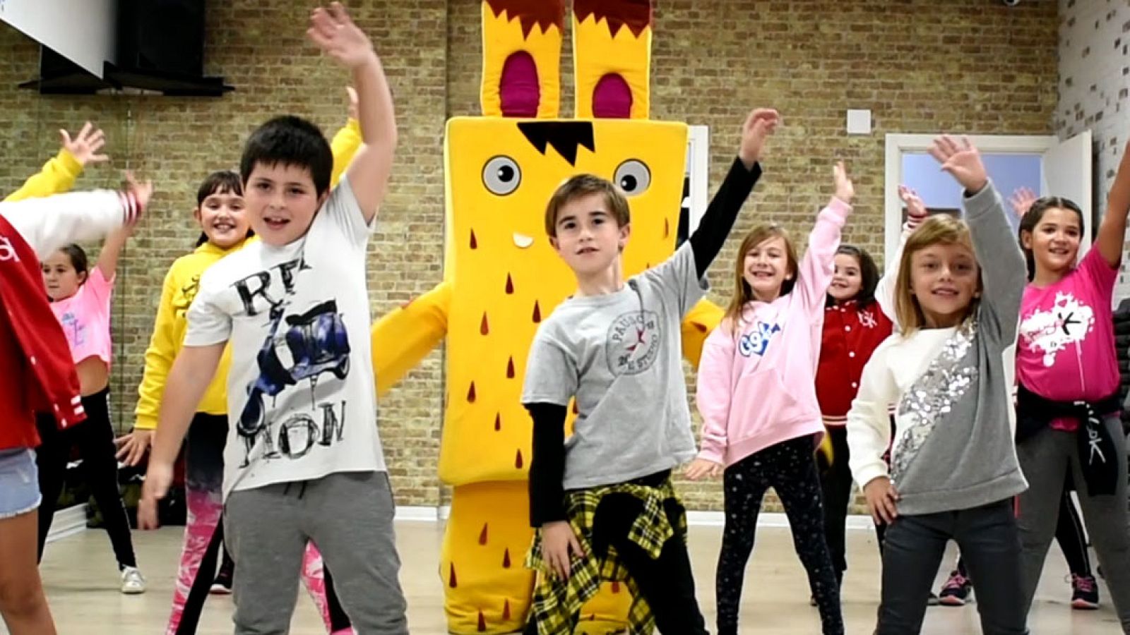 Yoko baila con sus amigos de Irún - Yoko | Ver