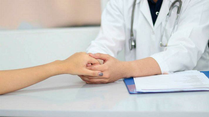 Telediario 1 - Detenido un médico en Las Palmas por abusar presuntamente de 20 de sus pacientes