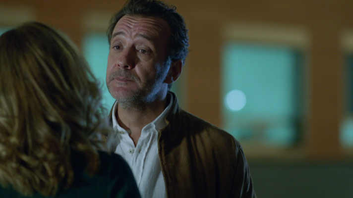 Hospital Valle Norte - Héctor le dice a Elena que va a irse a África