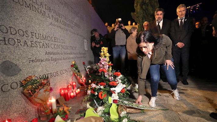 Telediario 1 - Los representantes políticos homenajean a las víctimas del 11M en un acto conjunto