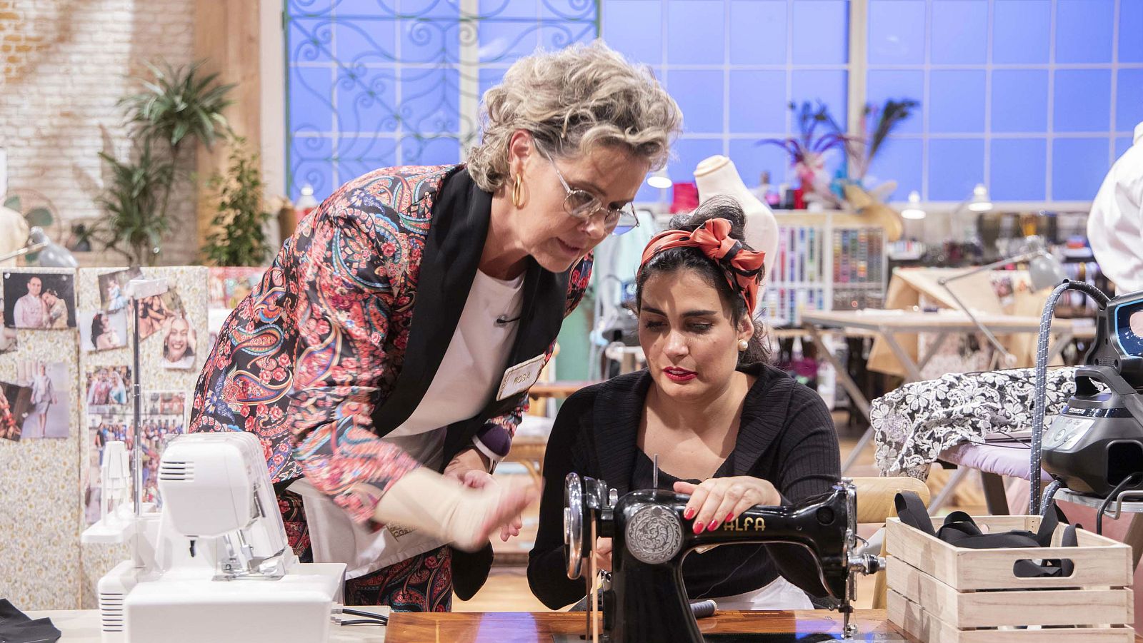 Maestros de la Costura: El dominio de Rosa con la máquina de coser antigua | Ver