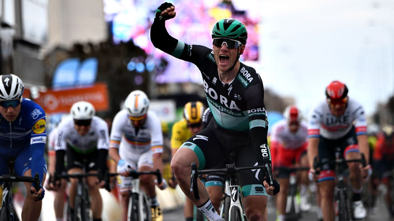 El corredor irlandés del equipo BORA ha sido el más rápido en la llegada masiva. El neerlandés Dylan Groenewegen se mantiene como líder.