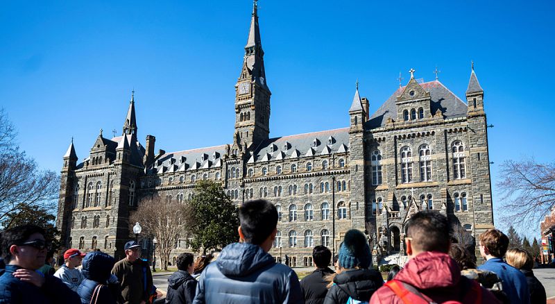 El FBI destapa una supuesta red de sobornos en algunas de las universidades mas prestigiosas de EE.UU. | Ver