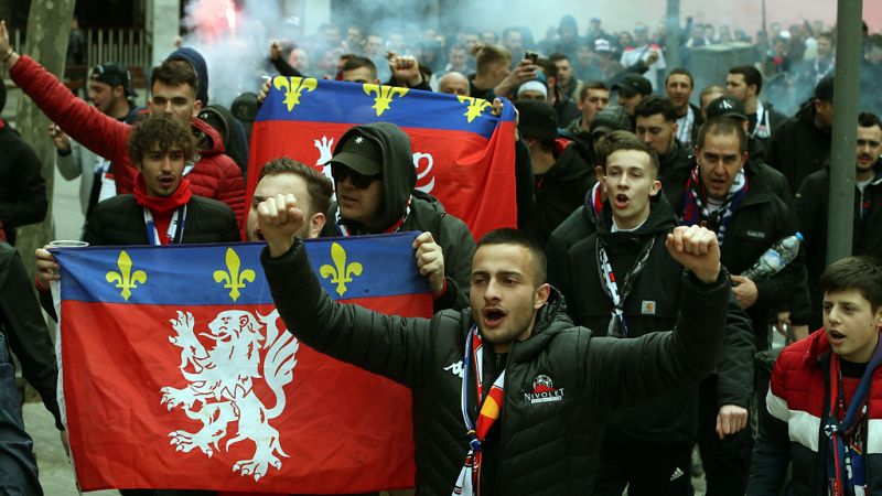 La afición del Lyon anima las calles de Barcelona