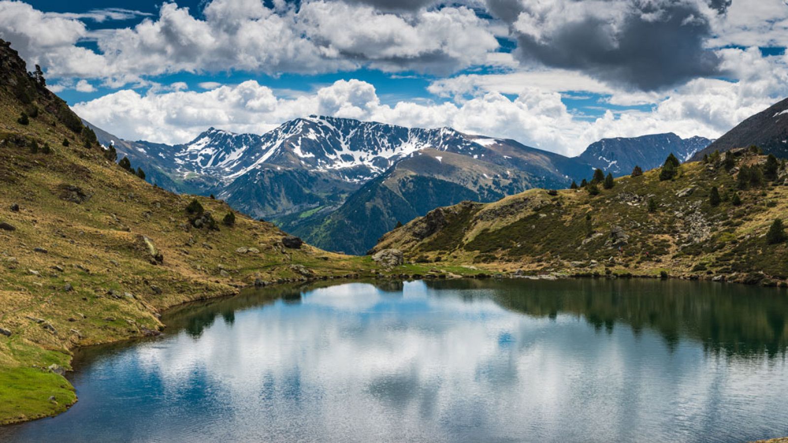 Vientos fuertes en el nordeste peninsular y nevadas en Pirineos y cordillera Cantábrica - Ver ahora