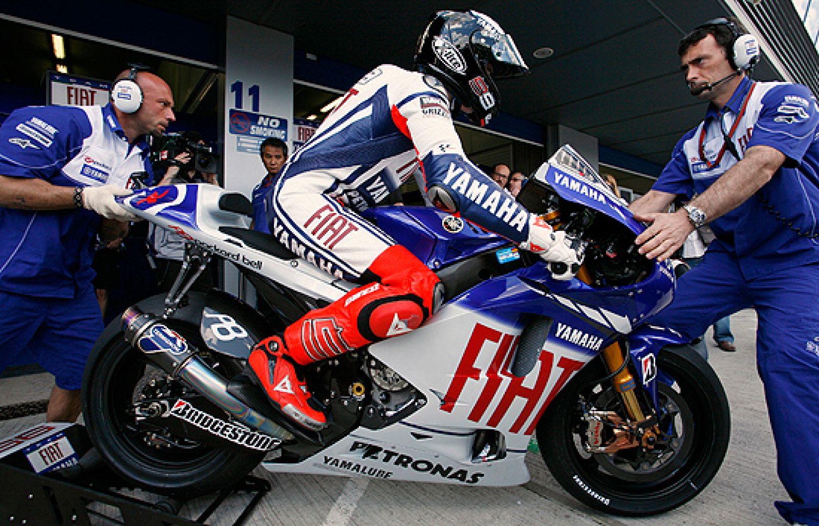 Jorge Lorenzo enseña todas las protecciones que lleva en carrera.