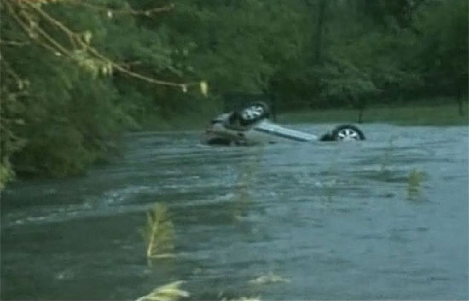 En Estados Unidos los bomberos rescatan a una mujer atrapada en su coche | Ver