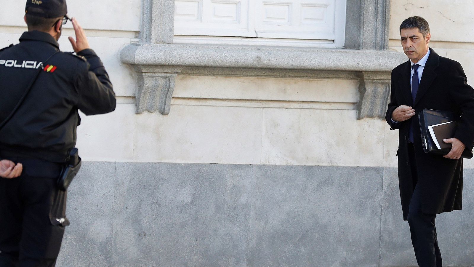 Trapero defiende que la salida de la secretaria mediante un cordón policial era "segura"