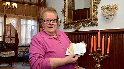 Varios vecinos de la localidad palentina de Villarramiel han encontrado en sus buzones unos sobres an�nimos que contienen entre 50 y 100 euros. Por el momento, no han logrado averiguar qui�n los env�a, pero ya lo han bautizado como su "Robin Hood" pa