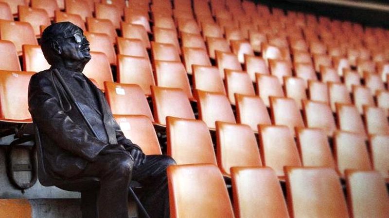El Valencia CF vivirá dentro de poco su centenario y Mestalla  albergará desde este domingo una estatua llena de 'Sentiment Etern'  ('Sentimiento Eterno') en honor al fallecido socio Vicente Navarro,  quien no dejó de acudir, pese a su ceguera, a su