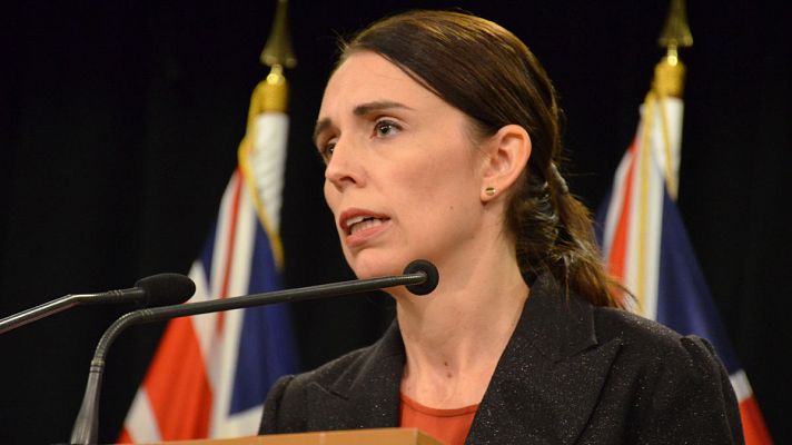 Informativo 24h - La primera ministra de Nueva Zelanda se ha comprometido a cambiar las leyes sobre tenencia de armas.