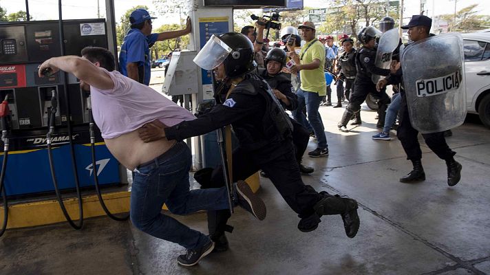Informativo 24h - La policía de Nicaragua reprime una manifestación con detenciones y violencia