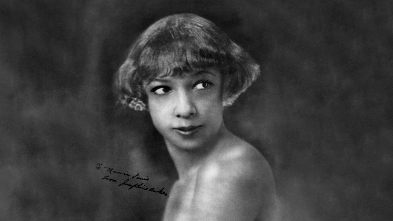 Josephine Baker fue la primera gran estrella negra de la Historia, a pesar de su fama mundial, tuvo que luchar contra el racismo en Estados Unidos.Icono de aquel siglo son también las pin-up. La Noche Temática nos acerca a la mujer artista y femenina