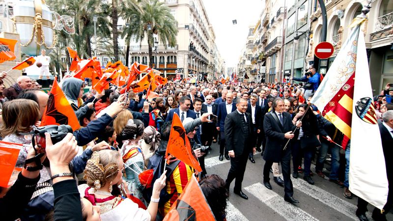 El Valencia CF se ha convertido este lunes 18 de marzo en un club centenario y lo ha celebrado con una marcha cívica, banderas al viento, música, cánticos, la presencia de muchos de sus ídolos y más de una lágrima entre los que han completado emocion