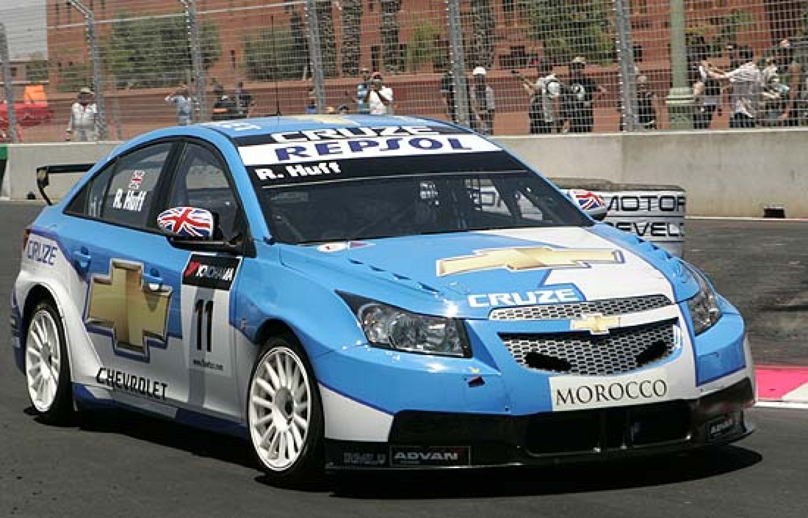 El británico Robert Huff y el suizo Alain Menu lograron el segundo doblete consecutivo de los Chevrolet Cruze en el Mundial de Turismos, al ganar en el circuito urbano de Pau (Francia) las dos carreras de la cuarta cita puntuable.