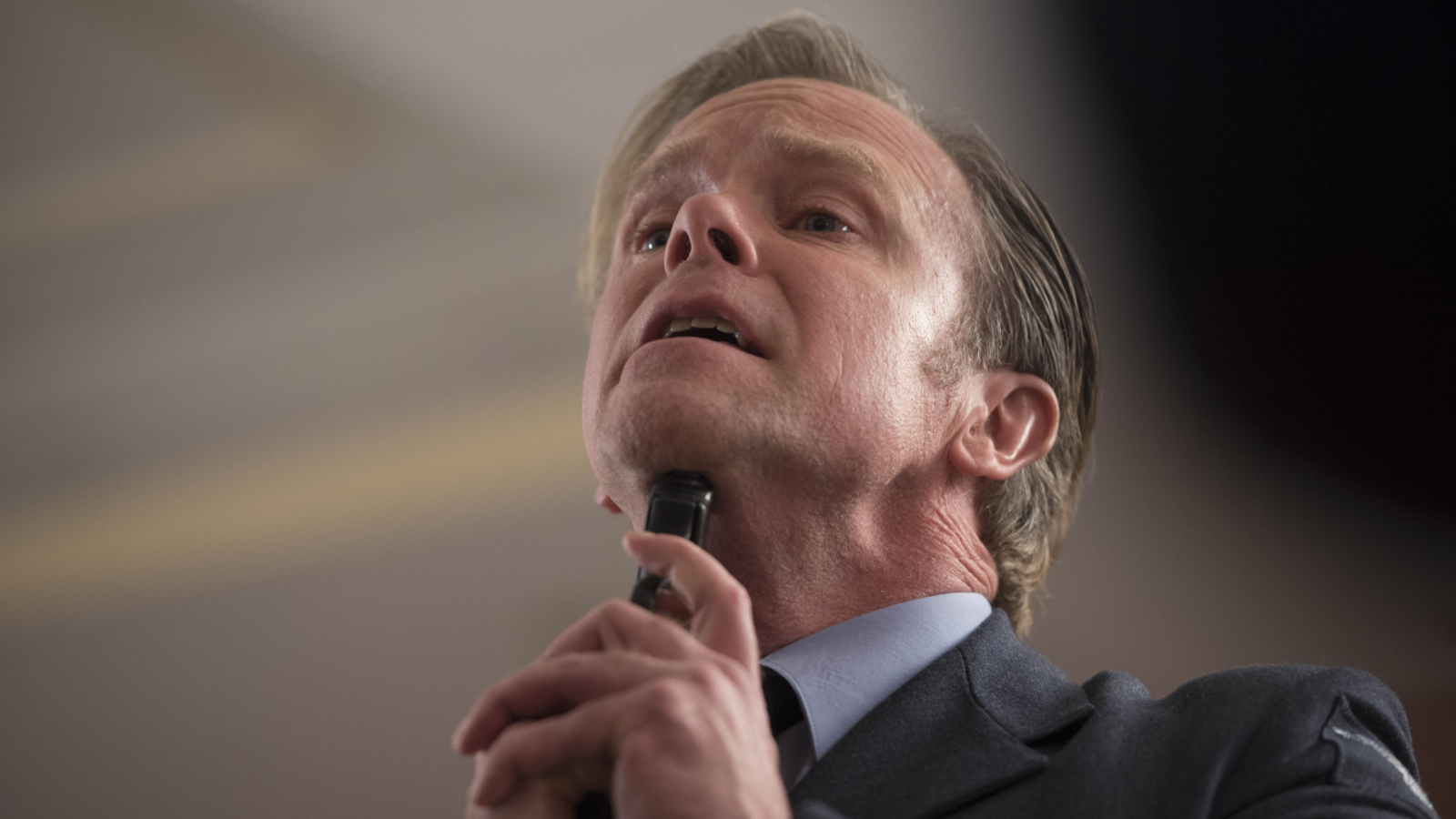 Cuéntame cómo pasó - El ex marido de Deborah se presenta en la boda, pistola en mano