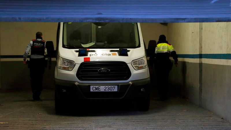 En el caso de la violación en grupo de Sabadell, el abogado de la víctima ha pedido que todos los investigados entren en prisión. De los ocho, sólo dos están en la cárcel y uno continúa fugado. Poco a poco se van conociendo nuevos detalles del sumari