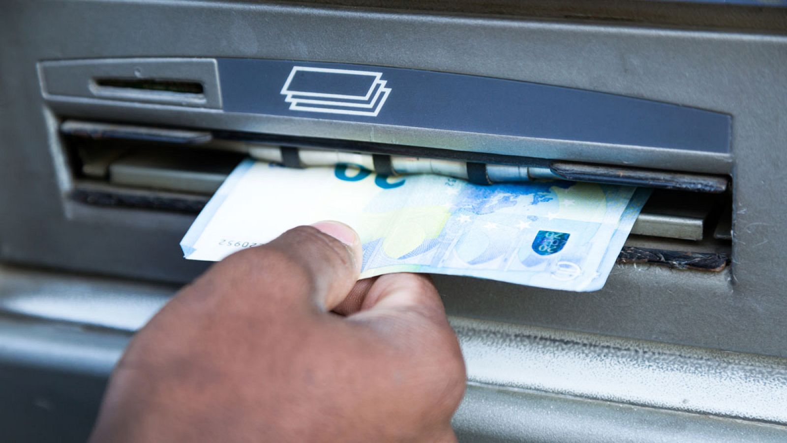 La Guardia Civil ha detenido a once personas por una macroestafa en internet, por valor de más de dos millones de euros. Conseguían los códigos personales de las víctimas para operar en la banca 'on line' y sacar dinero en los cajeros automáticos. Ha