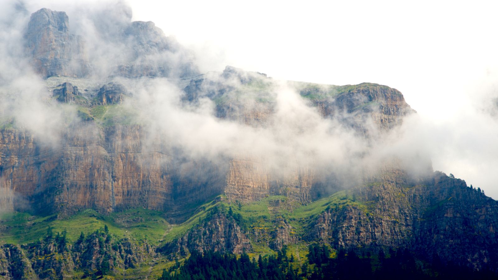 Viento fuerte en Ampurdán, este de Baleares y Canarias - ver ahora