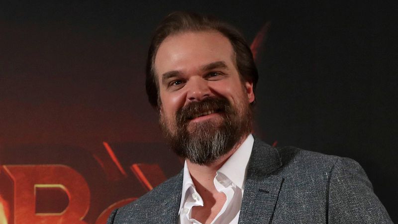 David Harbour da vida al nuevo 'Hellboy', más oscuro y violento | Ver