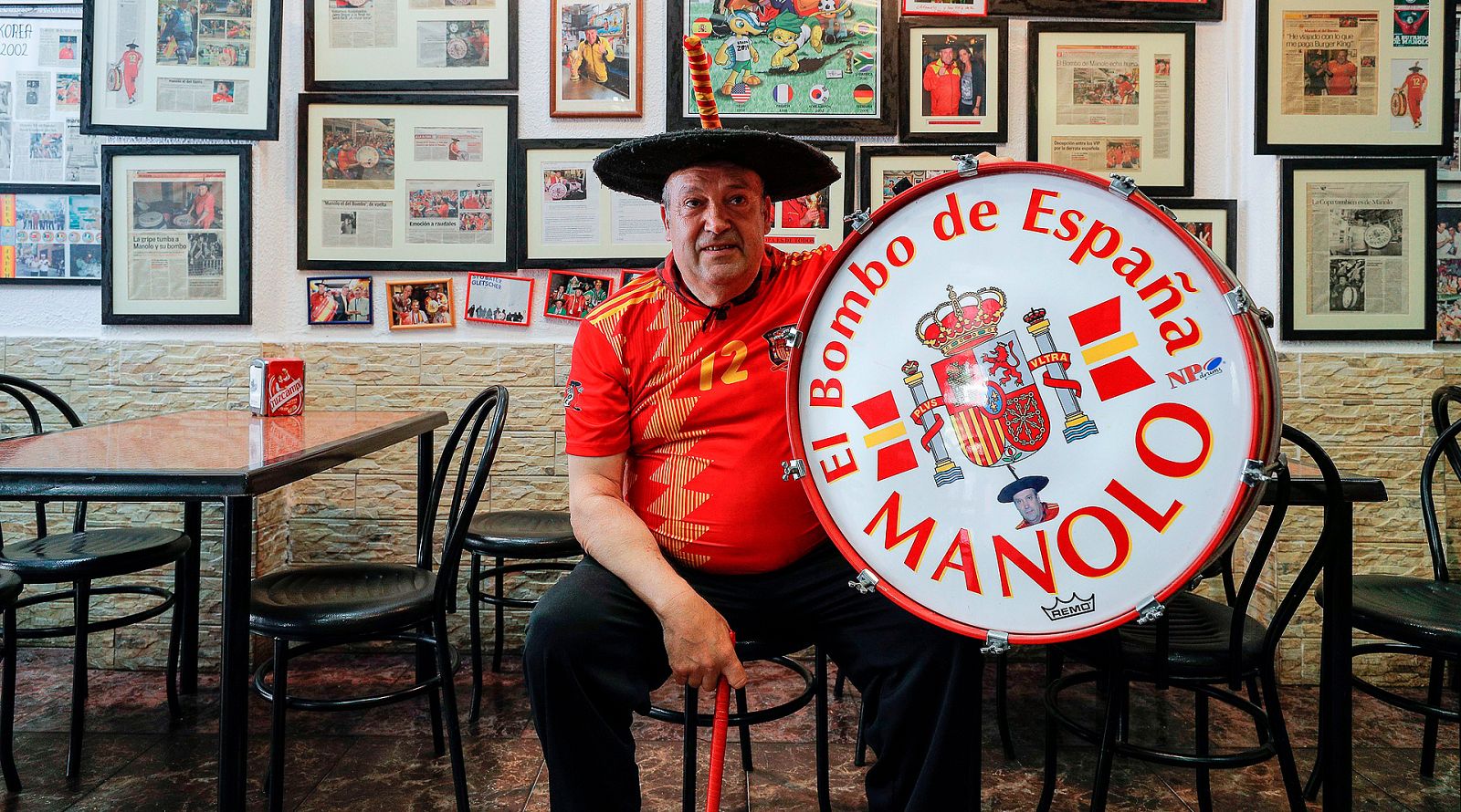 El seguidor más fiel de la selección española, 'Manolo el del bombo', se ha mostrado "feliz" de que España vuelva a jugar en Mestalla, el estadio de su ciudad, Valencia.