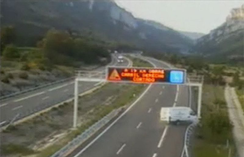 En Álava, las cámaras de Tráfico captan el espectacular accidente de una furgoneta | Ver