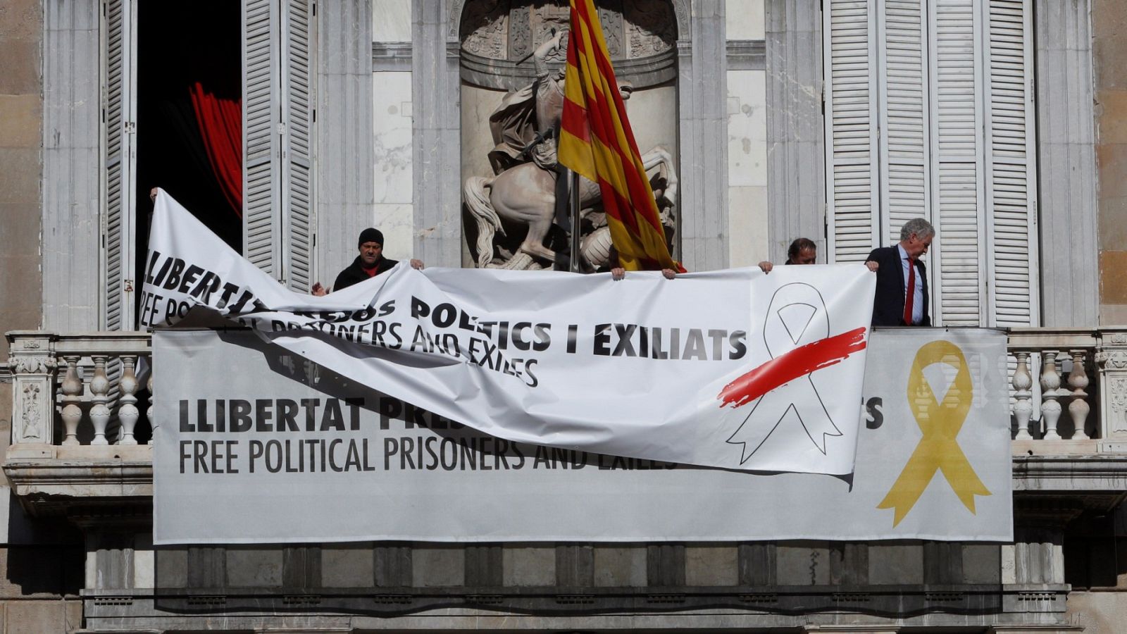 Torra tapa la pancarta del lazo amarillo del Palau de la Generalitat con otra que reivindica la libertad de expresión