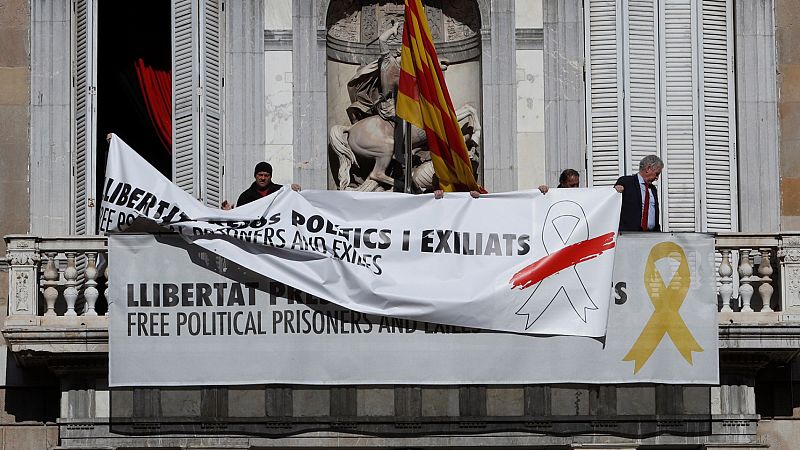 Torra tapa la pancarta del lazo amarillo del Palau de la Generalitat con otra que reivindica la libertad de expresión