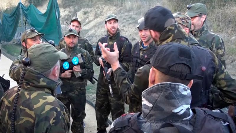 La Roja se divierte con el 'laser tag' y "hace grupo"