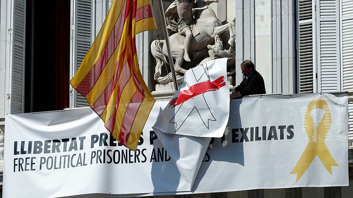 Informativo 24h - Torra retira las pancartas con el lazo blanco y amarillo de la fachada del Palau de la Generalitat