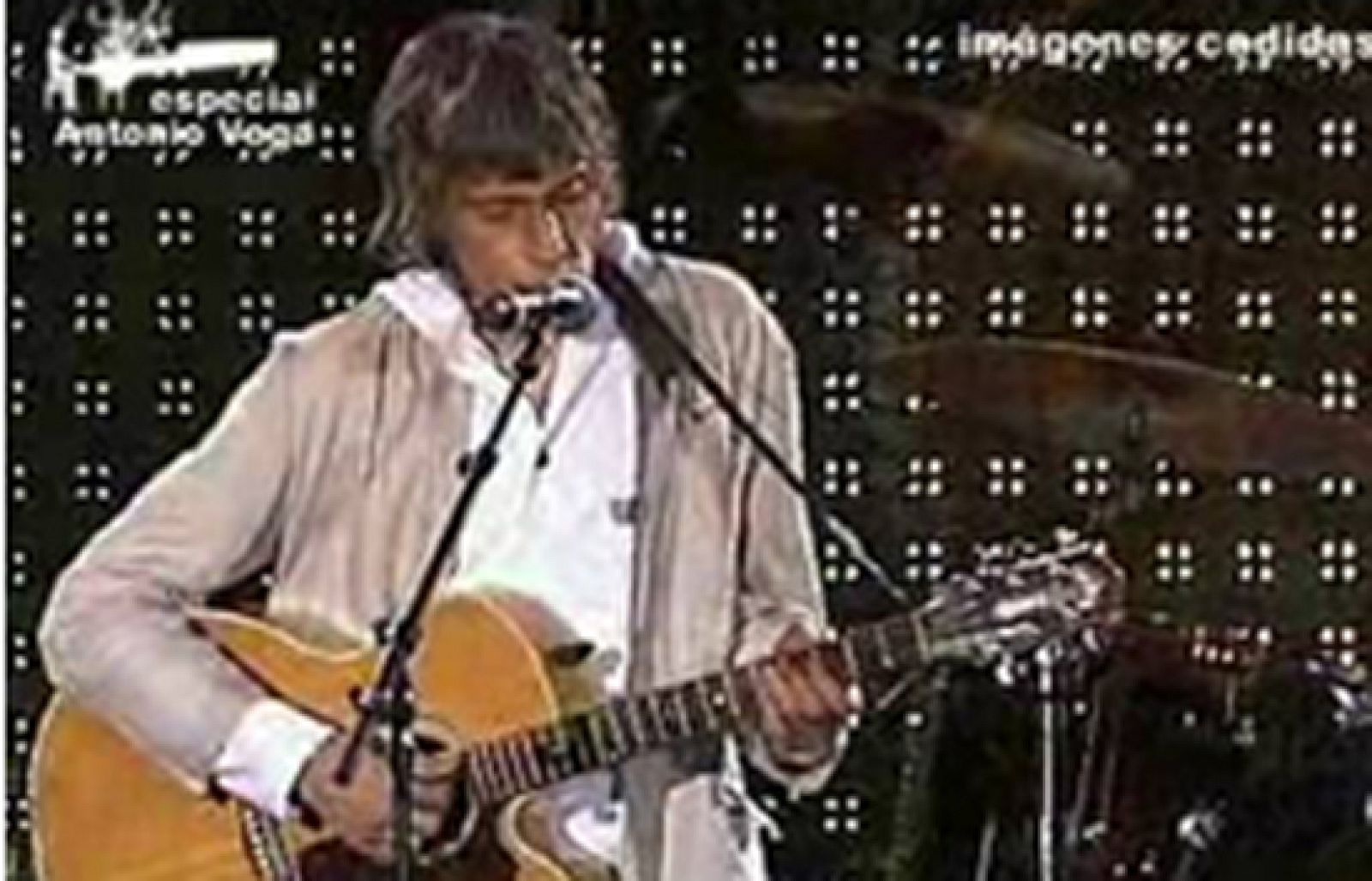 Actuación de Antonio Vega durante el 40 Aniversario de los 40 Principales. "El sitio de mi recreo", año 2006 y la inolvidable voz de un artista que se ha convertido en un mito (16/5/09)