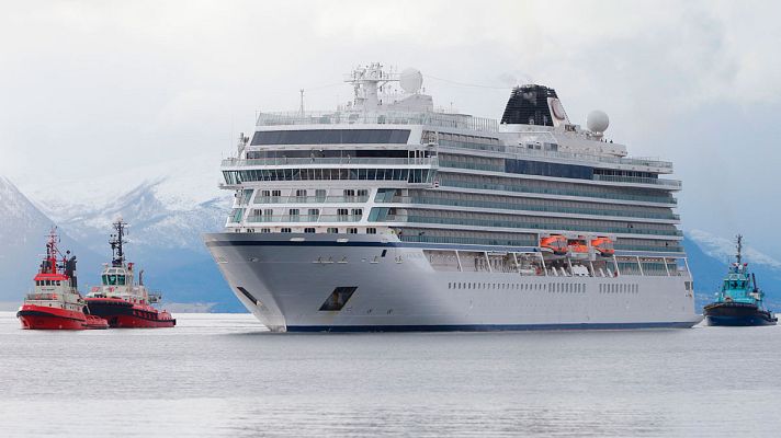 Telediario 1 - Complejo rescate de los pasajeros de un crucero en Noruega, que quedó a la deriva tras fallar los motores
