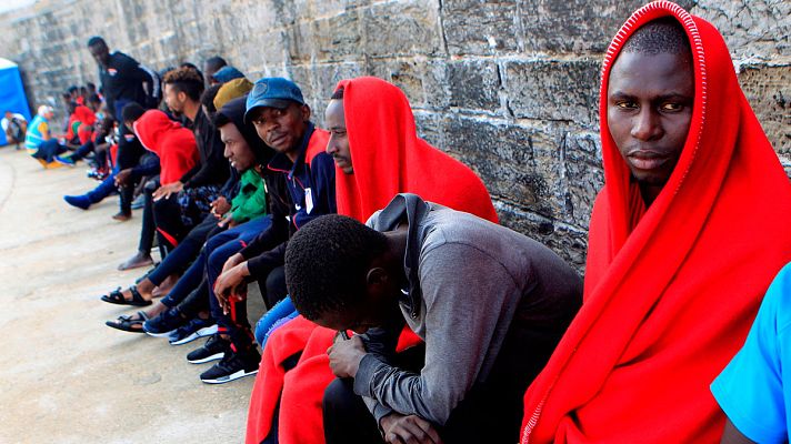 Telediario 1 - Un bombero español se enfrenta a una condena de hasta 20 años de prisión por rescatar a inmigrantes en la costa italiana