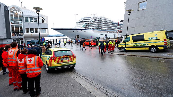 Telediario 1 - Llega a puerto el crucero que quedó a la deriva en Noruega con más de 1.300 personas a bordo