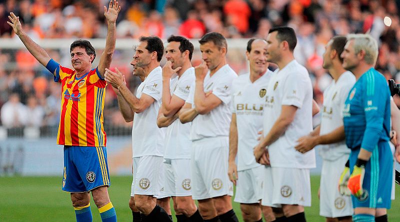 Un partido de veteranos del Valencia contra veteranos de la selección española ha sido el plato fuerte de los actos del centenario del Valencia. Mestalla ha vibrado con el partido y con la presencia de Kempes, el más ovacionado de la noche.